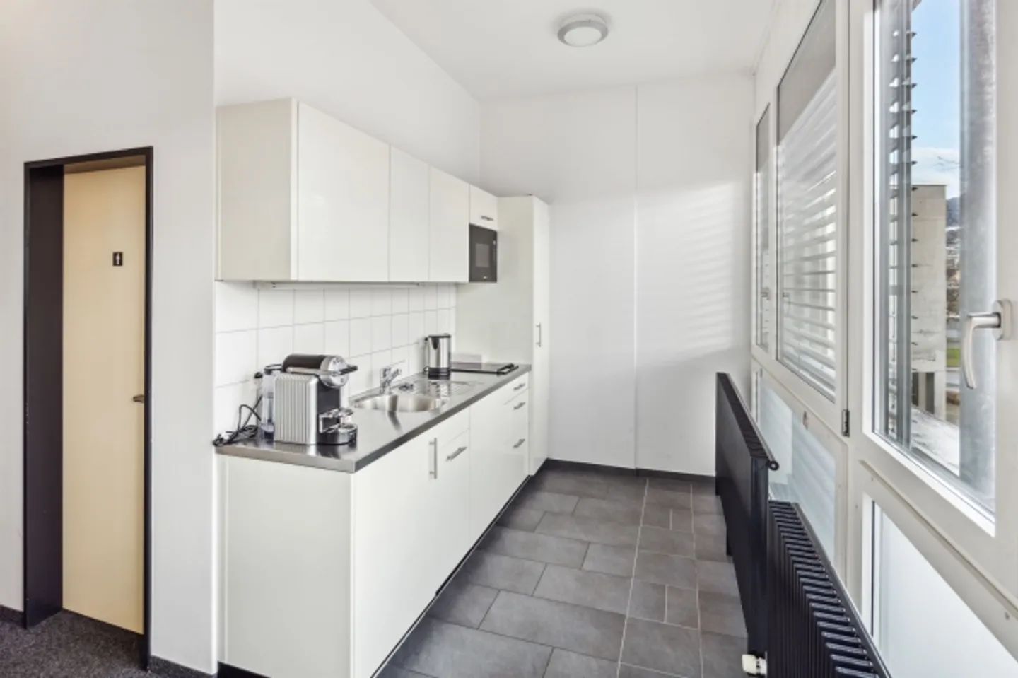 Mixed-use building for rent - Photo 4 of 5