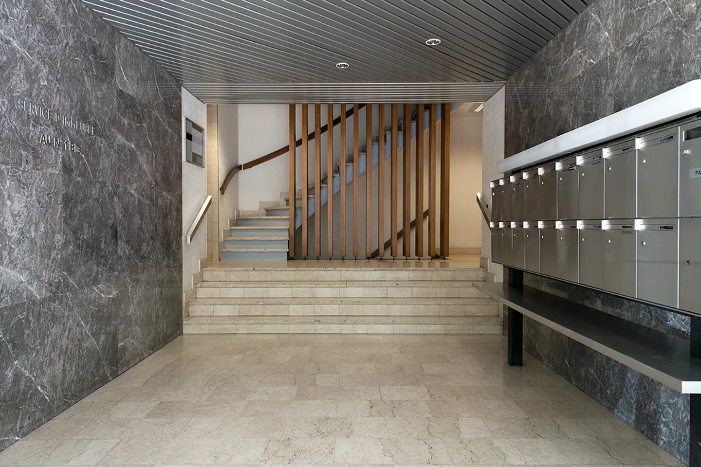 Appartement Charmant avec Loggia - Photo 3 sur 5