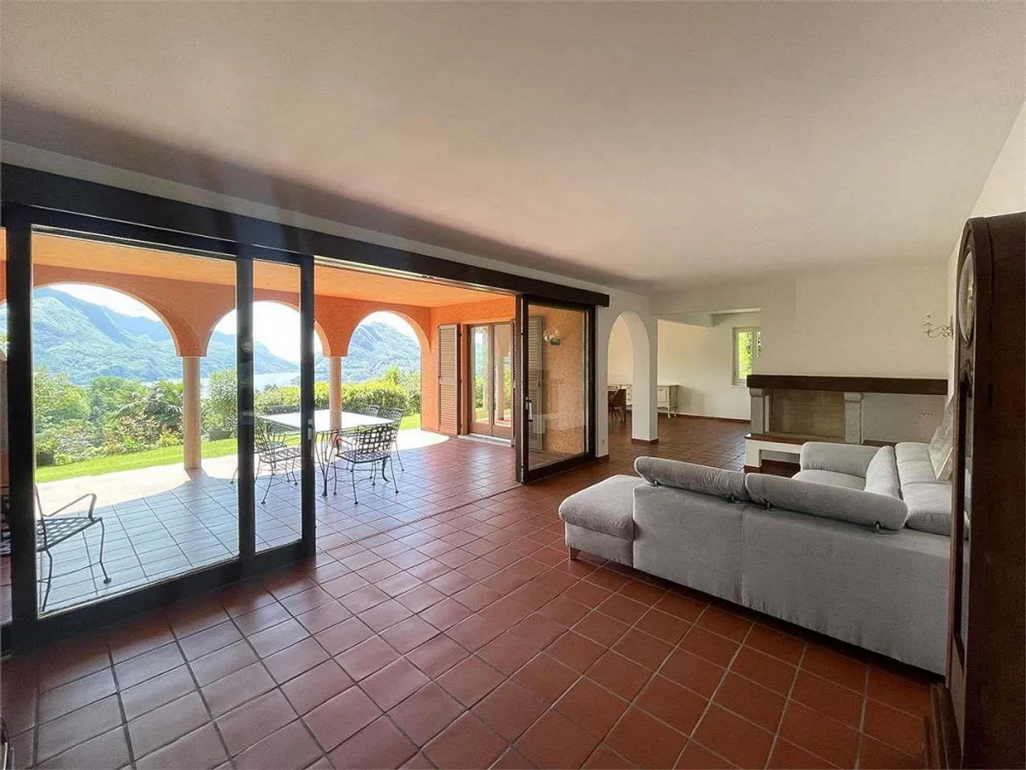 Private oasis in Porza with garden, indoor pool and lake view - Photo 3 of 13