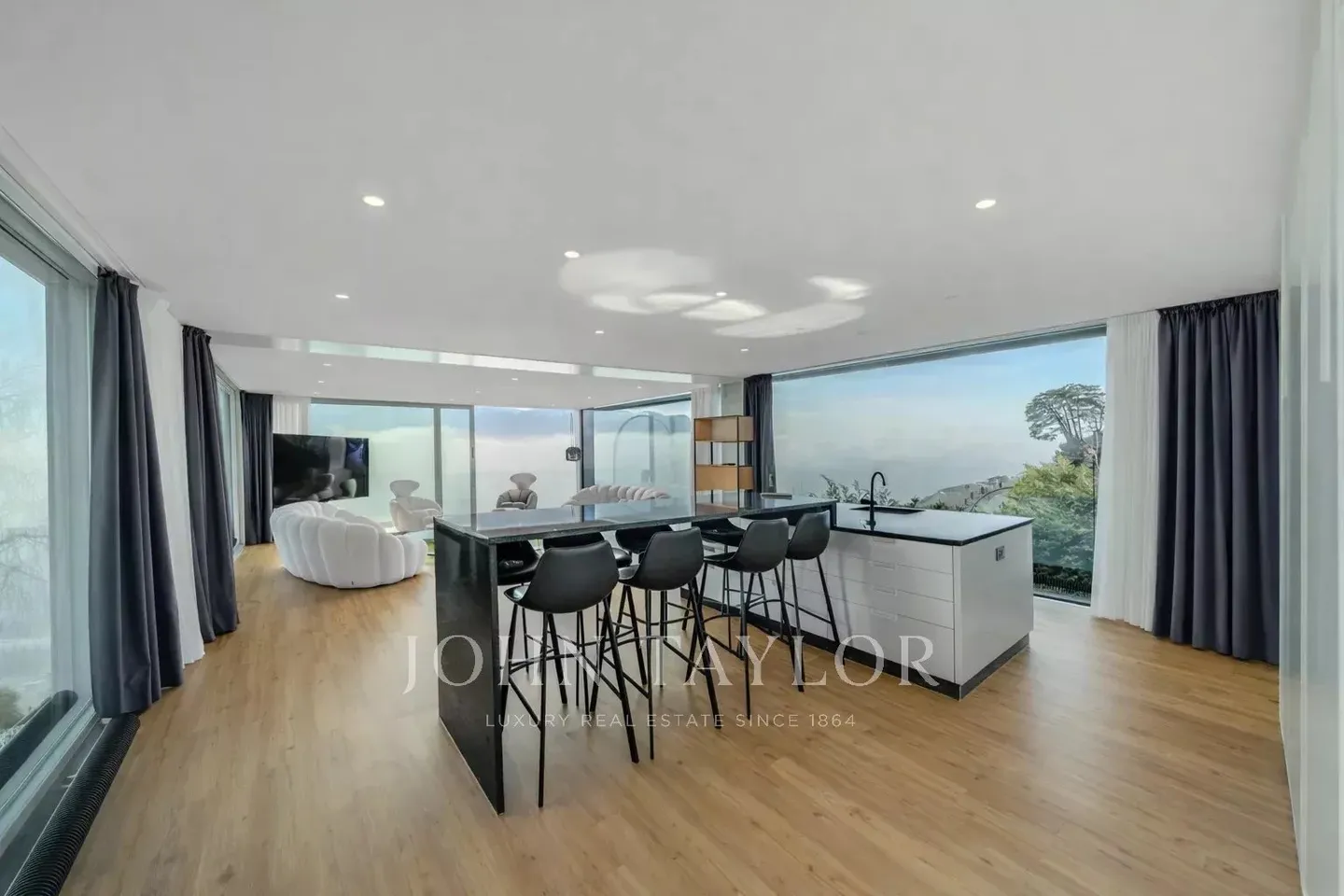 Contemporary Villa with Lake Views - Photo 2 of 10