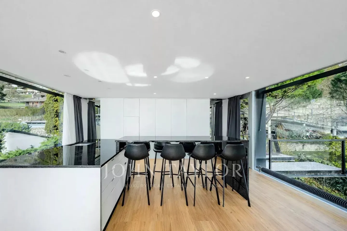 Contemporary Villa with Lake Views - Photo 3 of 10