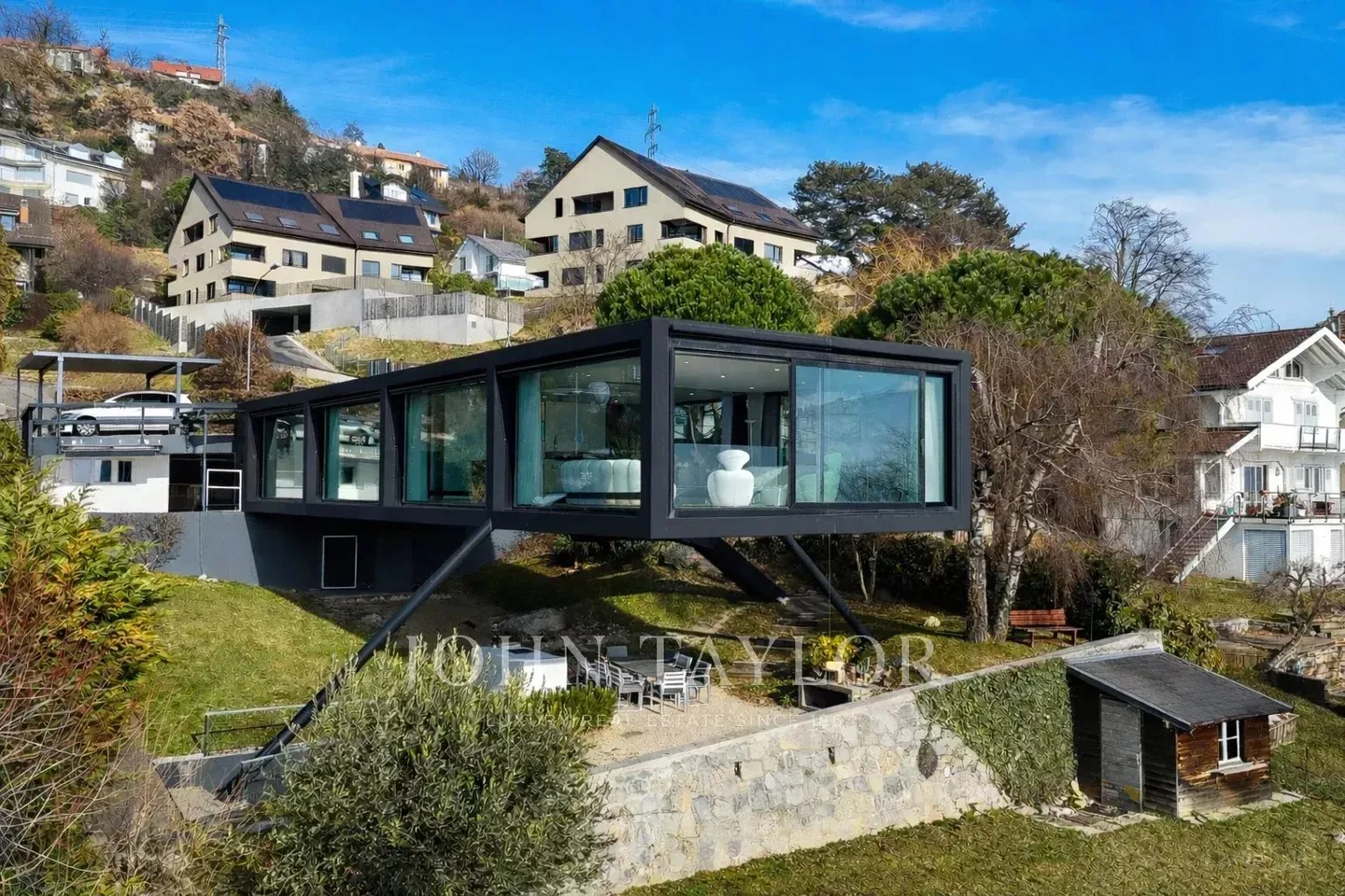 Contemporary Villa with Lake Views - Photo 8 of 10