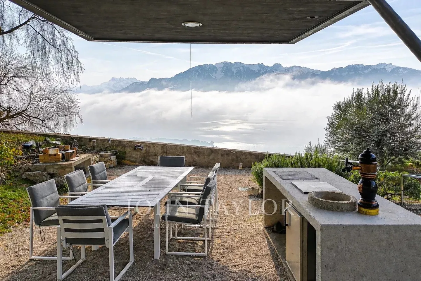 Contemporary Villa with Lake Views - Photo 9 of 10