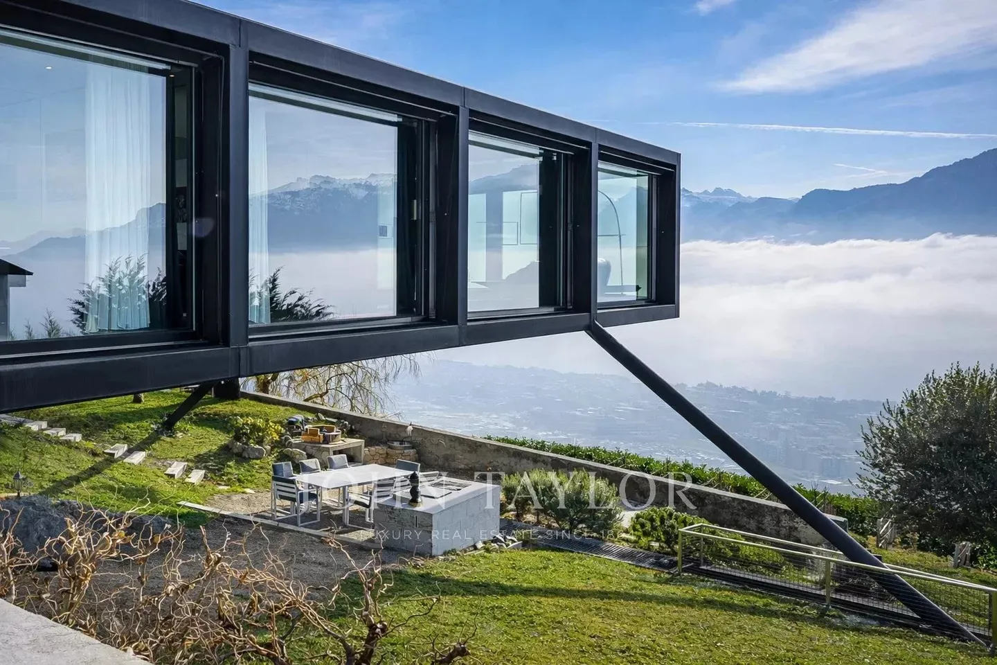 Contemporary Villa with Lake Views - Photo 10 of 10