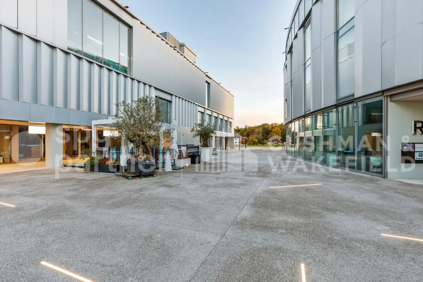 Bureaux de haut standing à louer au centre de la ville iLife Étoy - Photo 1 sur 4