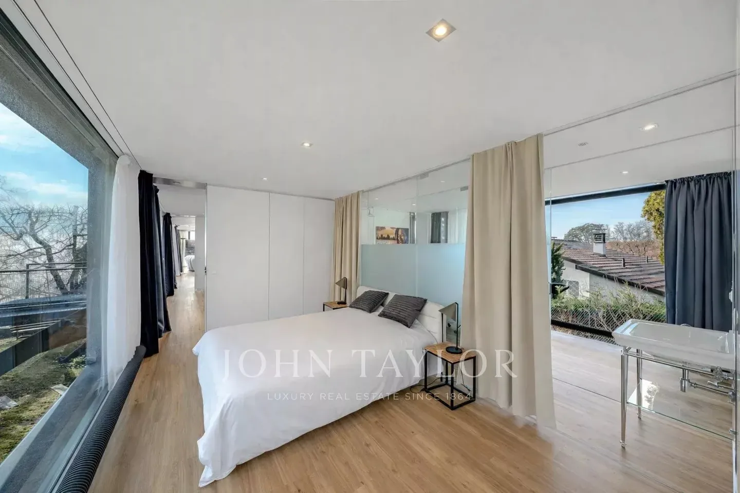 Contemporary Villa with Lake Views - Photo 7 of 10