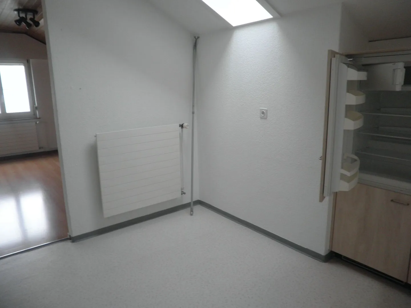 Appartement sous les combles de 1,5 pièce dans un endroit calme - Photo 3 sur 9