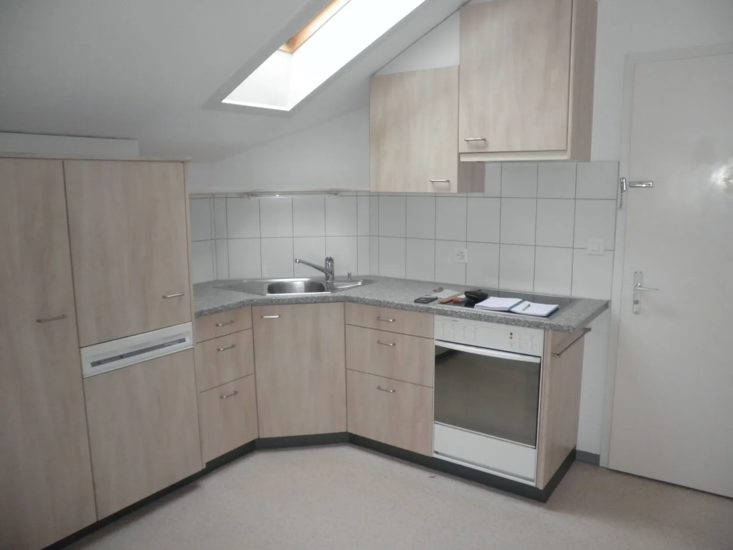 Appartement sous les combles de 1,5 pièce dans un endroit calme - Photo 2 sur 9