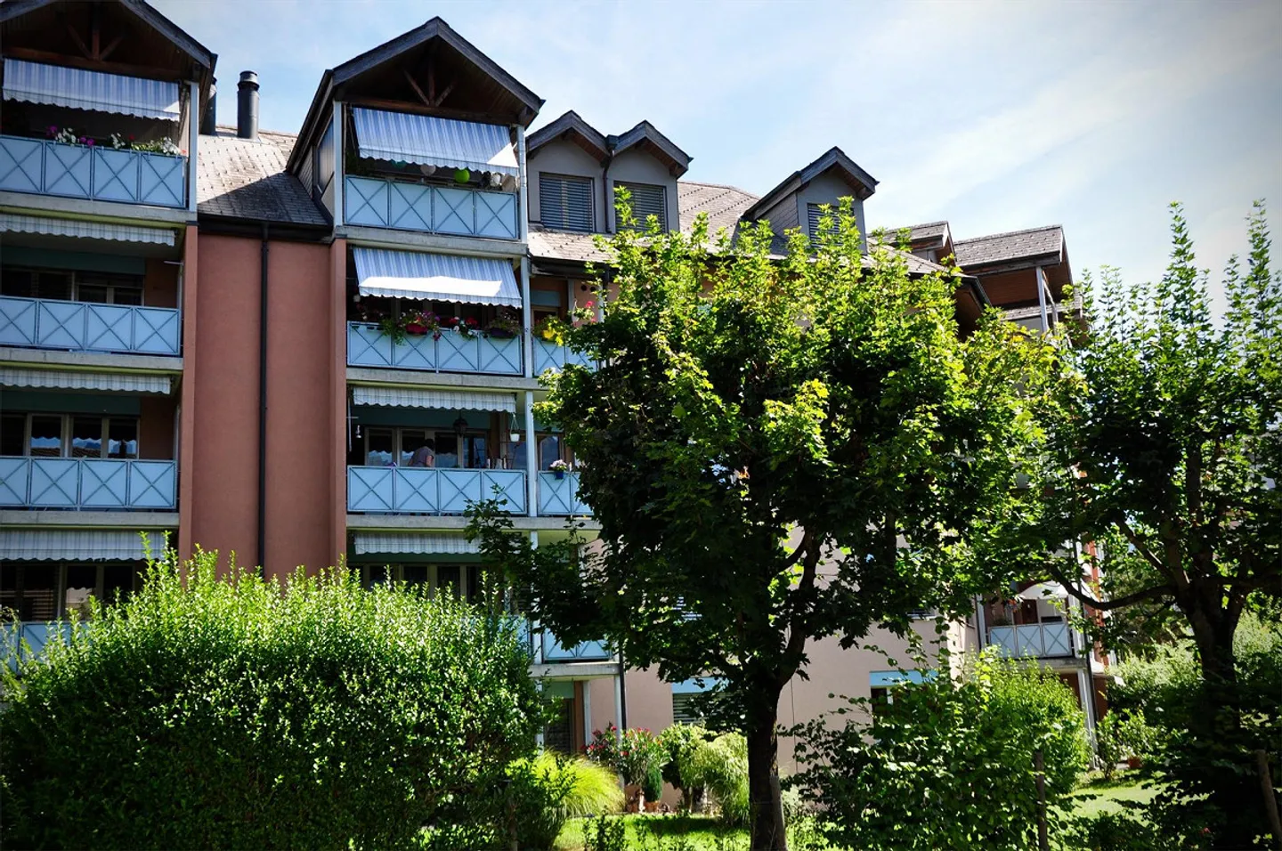 Spacious Apartment with Garden - Photo 2 of 9