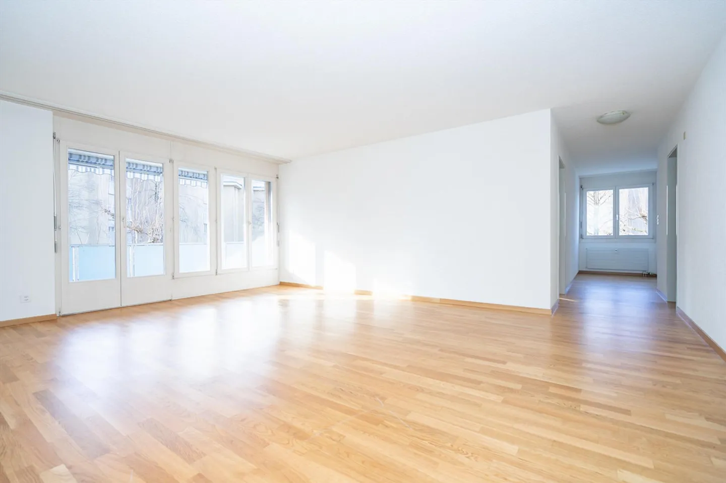 Spacious Apartment with Garden - Photo 3 of 9