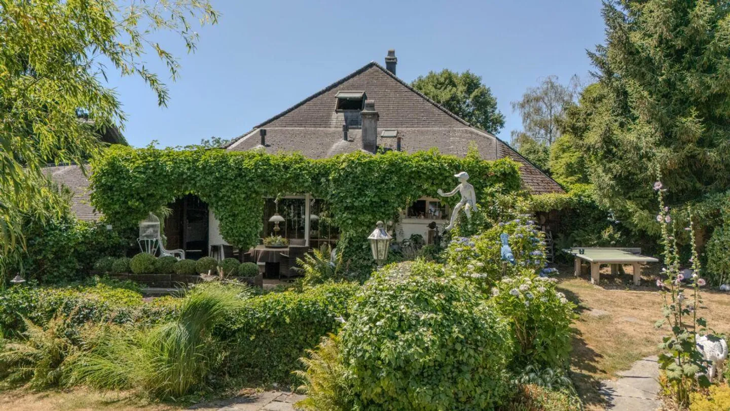 Maison de campagne unique avec jardin pittoresque - Photo 1 sur 17