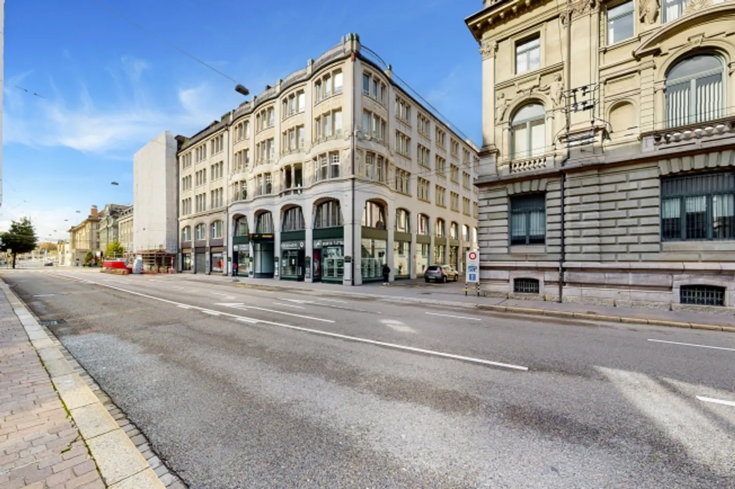 Mixed-use building for rent - Photo 1 of 13