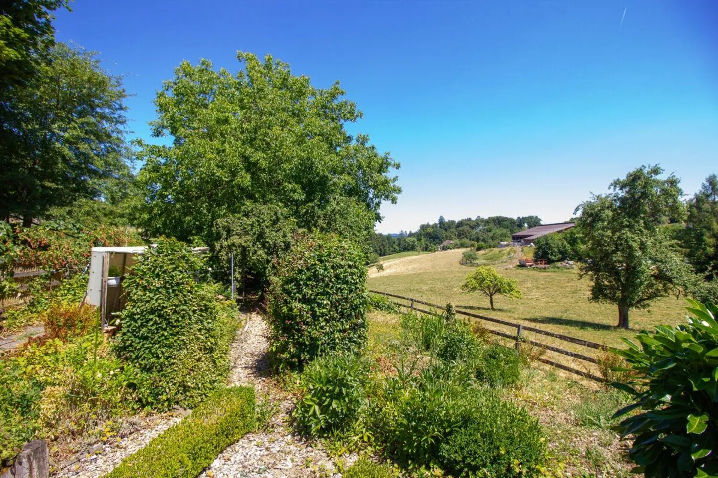 Maison de campagne unique avec jardin pittoresque - Photo 15 sur 17