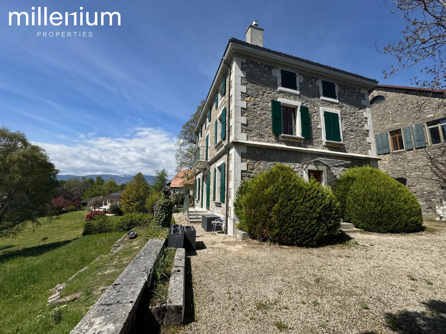 Charmante Villa mit Seeblick - Foto 1 von 13