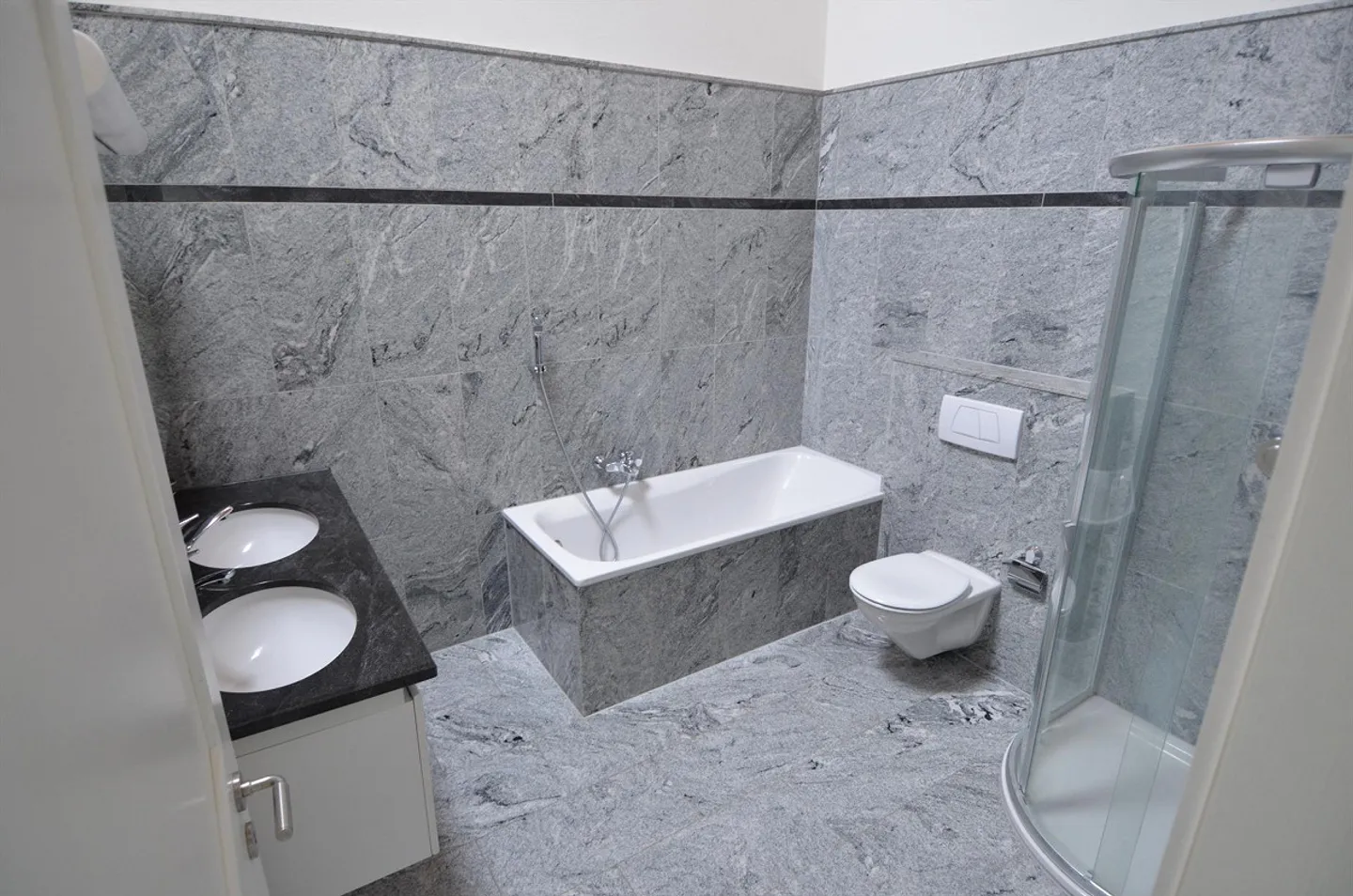 Spacious 3 1/2 Room House Section - Photo 4 of 11