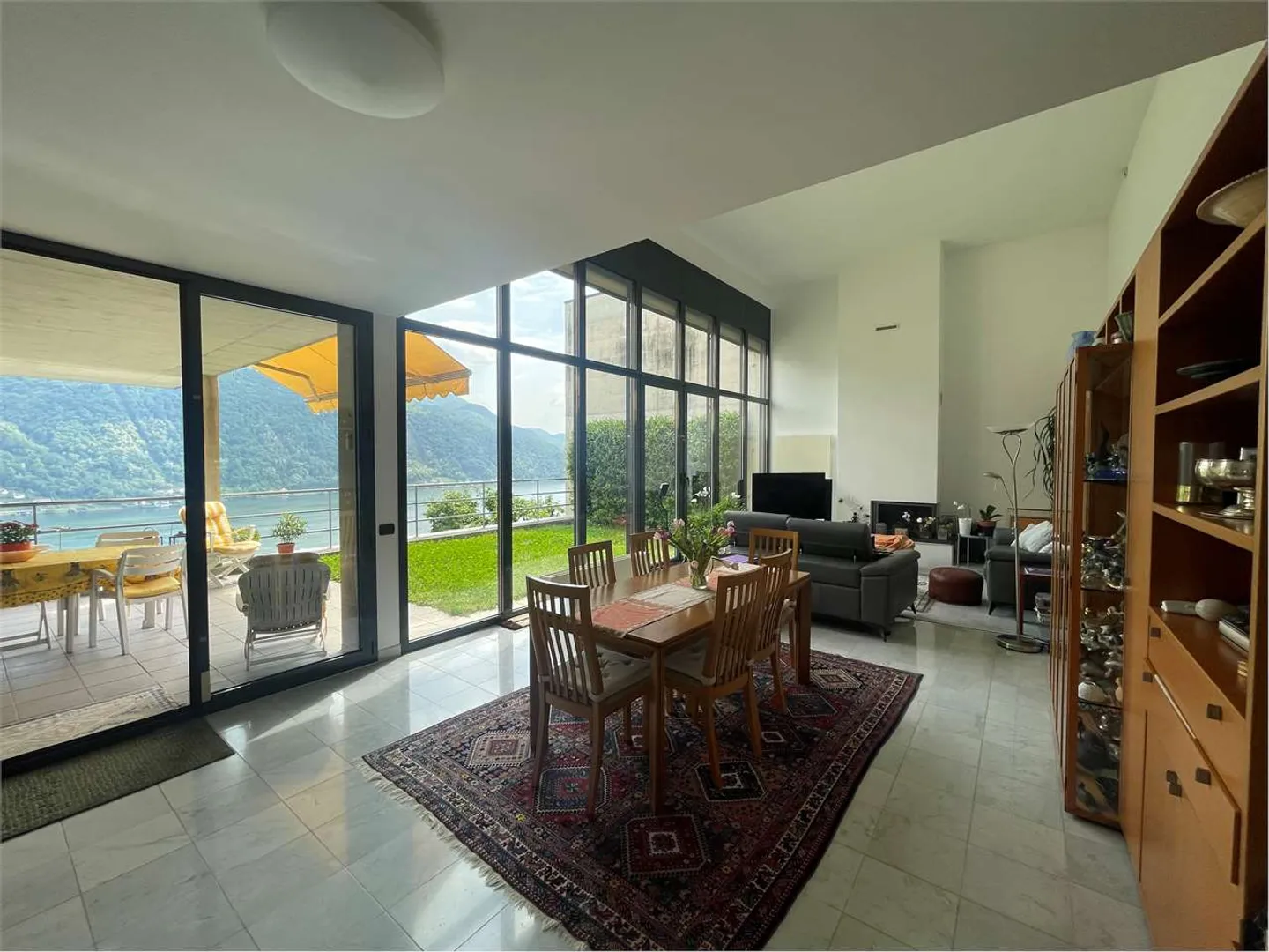 Villa moderna con vista mozzafiato sul lago - Foto 2 di 9