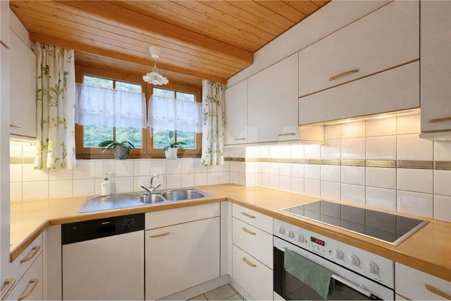 Only 25 Steps to the Lake - Charming 3.5-Room Apartment with Garage - Photo 8 of 13