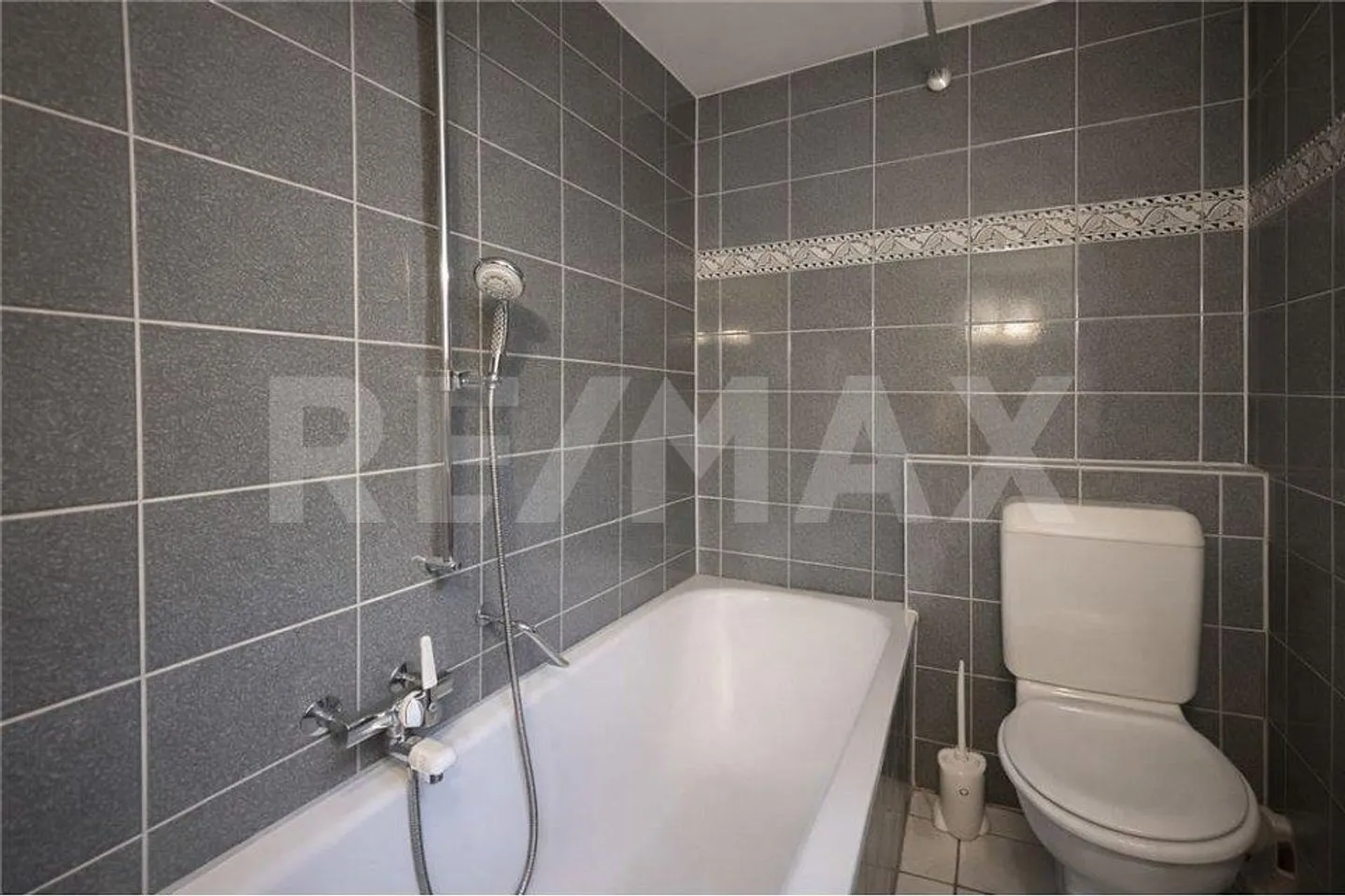 Only 25 Steps to the Lake - Charming 3.5-Room Apartment with Garage - Photo 9 of 13