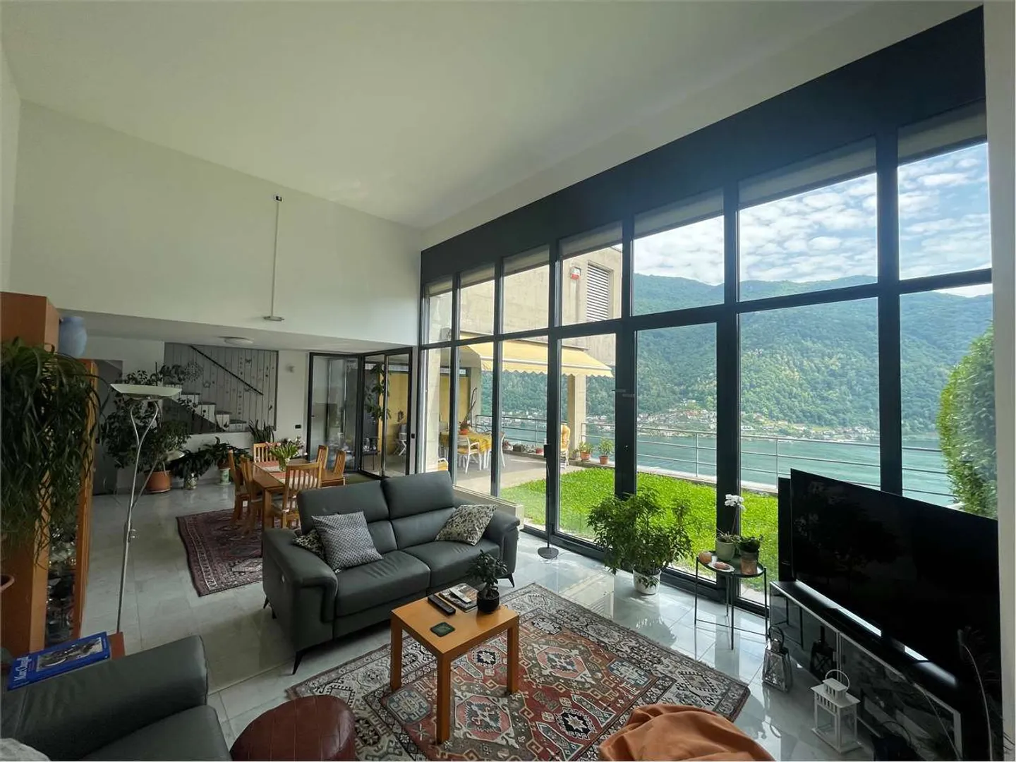 Villa moderna con vista mozzafiato sul lago - Foto 3 di 9