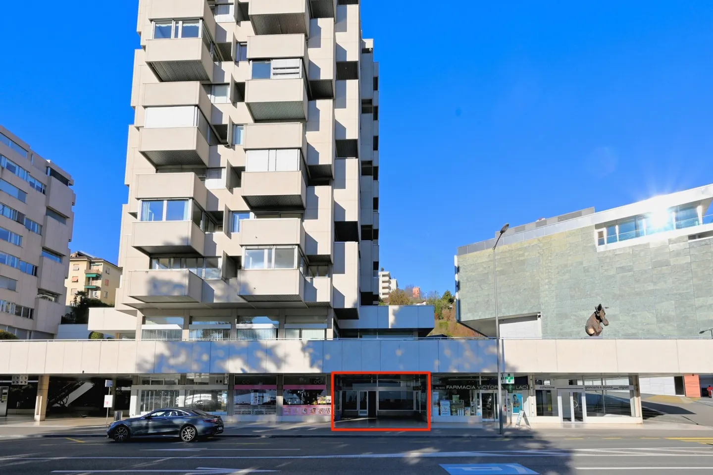 Prestigioso Spazio Commerciale in Prima Linea a Lago nel Central Park  - Foto 4 di 11