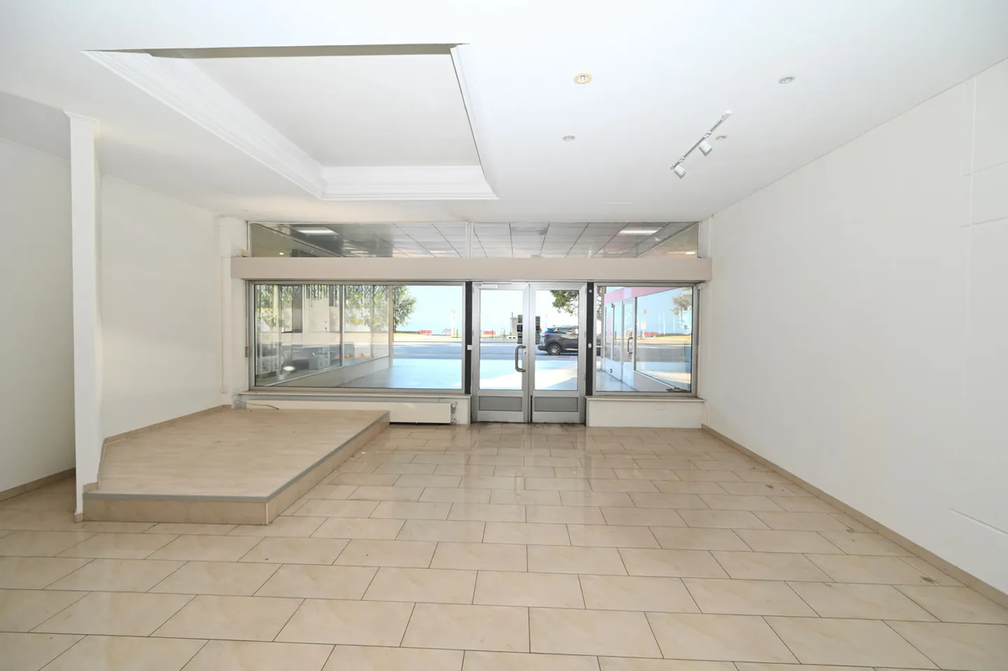 Prestigioso Spazio Commerciale in Prima Linea a Lago nel Central Park  - Foto 5 di 11