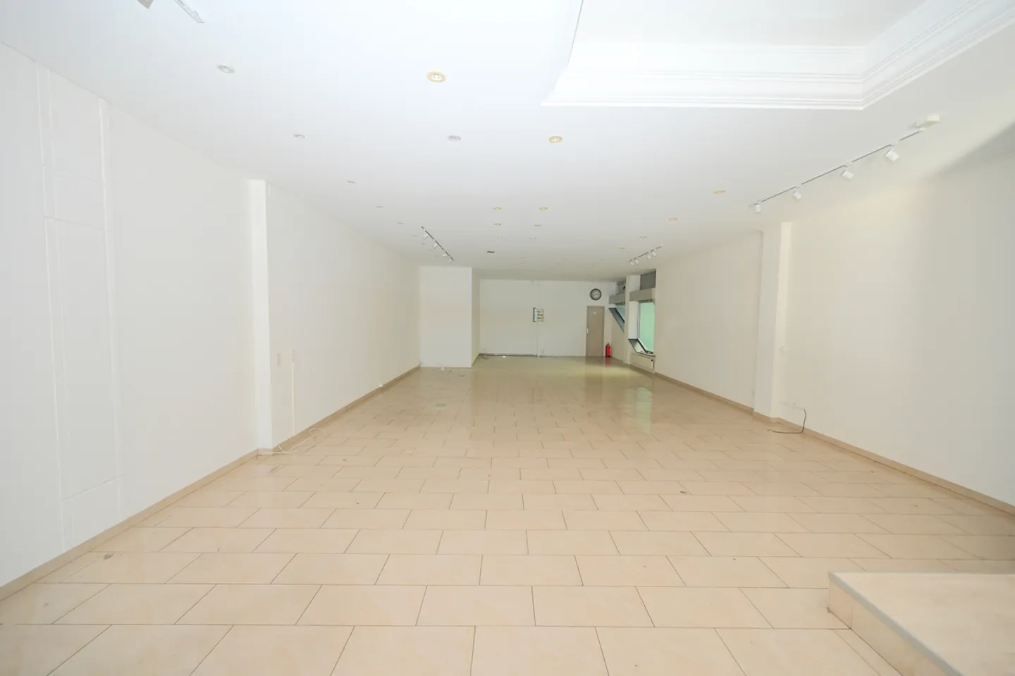 Prestigioso Spazio Commerciale in Prima Linea a Lago nel Central Park  - Foto 7 di 11