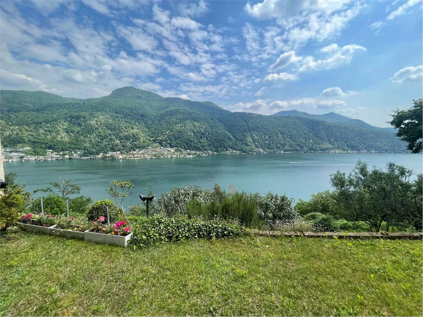 Villa moderna con vista mozzafiato sul lago - Foto 6 di 9