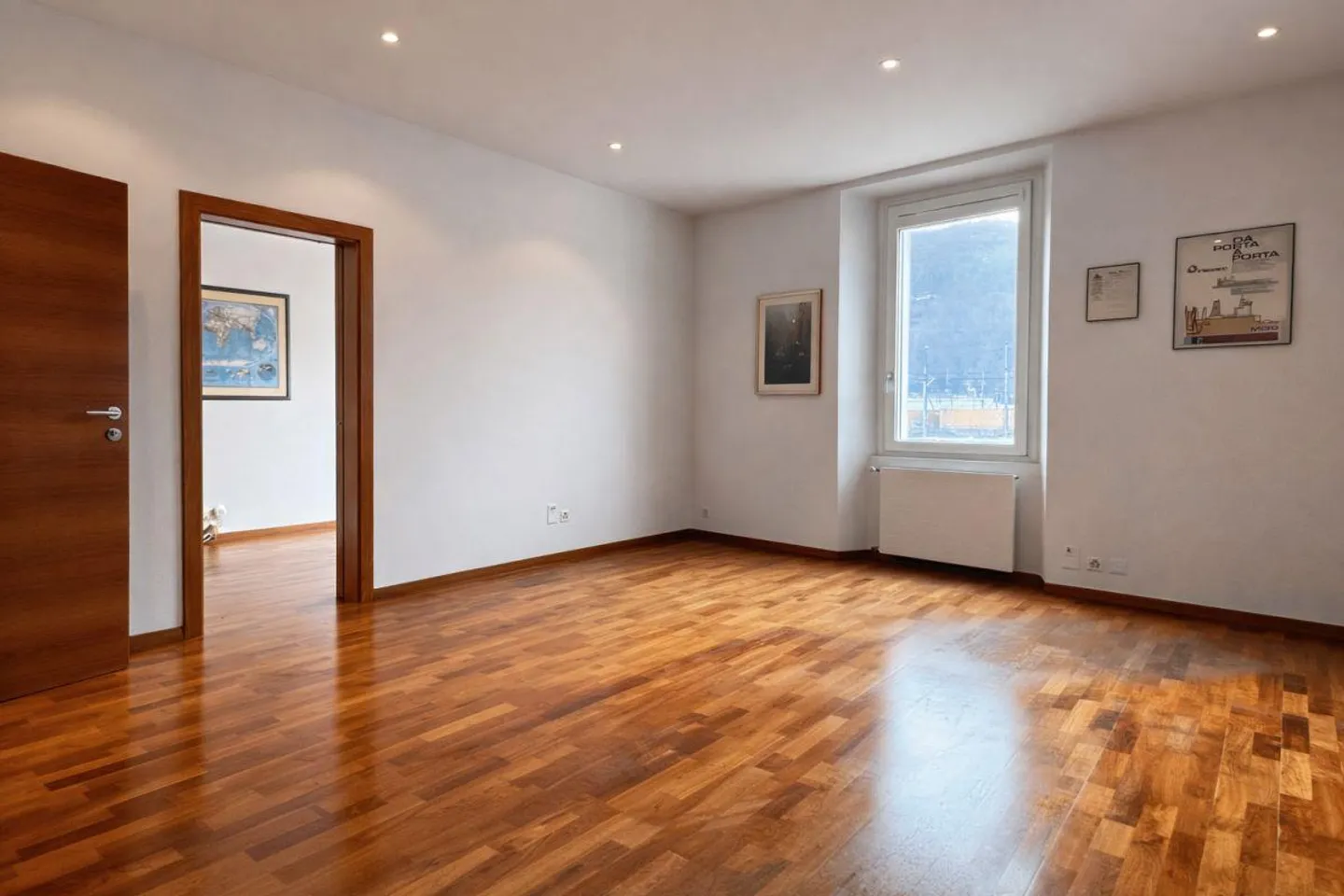 Zu verkaufen elegantes Apartment im Zentrum von Chiasso, das als Büros genutzt wird - Foto 1 von 10