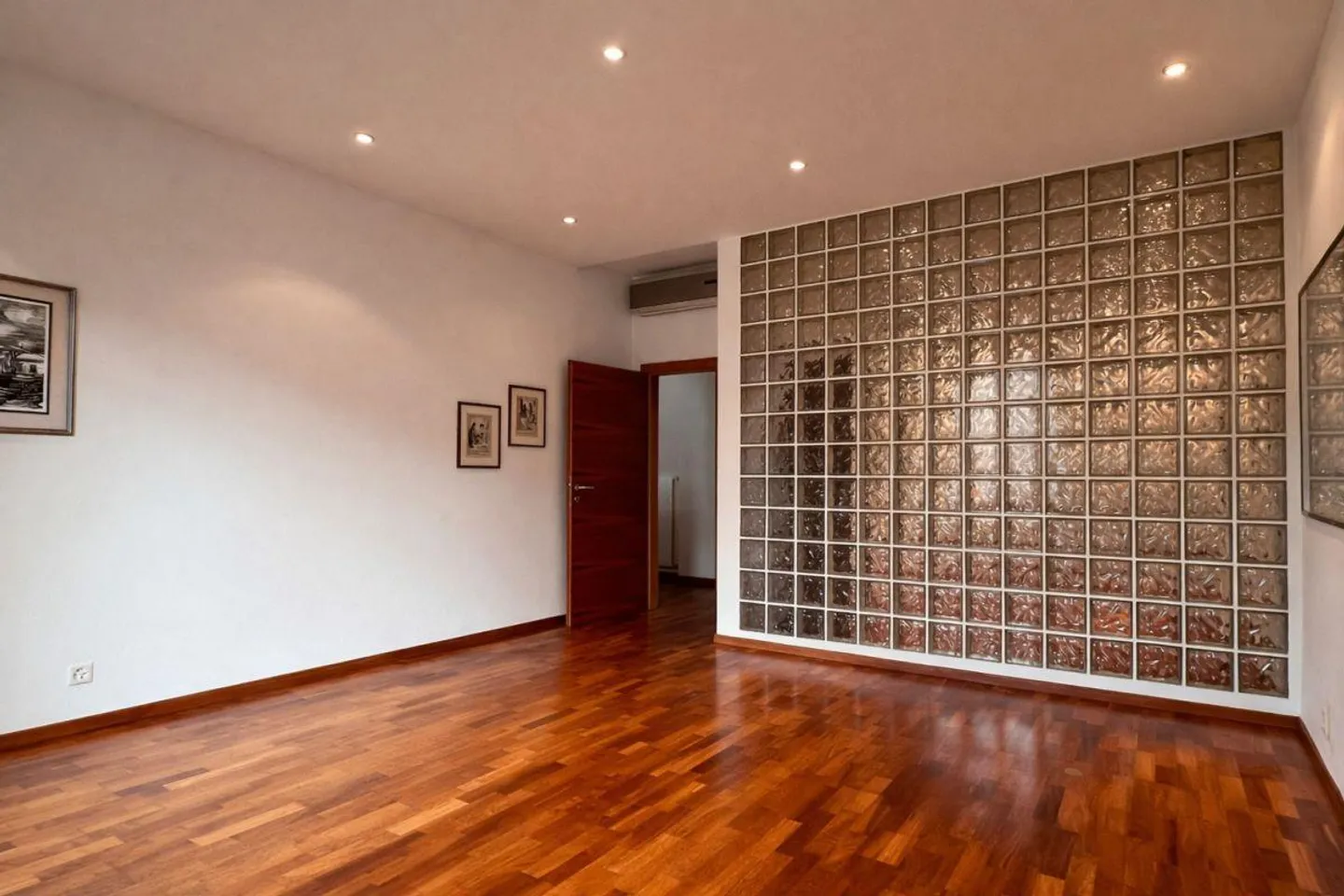 Zu verkaufen elegantes Apartment im Zentrum von Chiasso, das als Büros genutzt wird - Foto 2 von 10