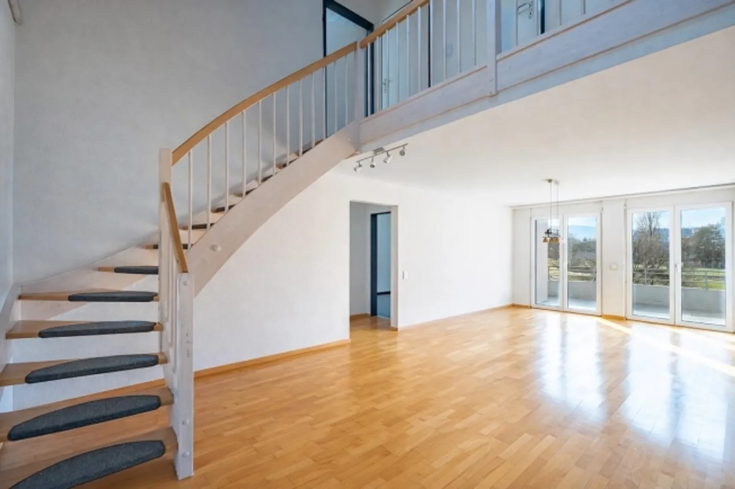 6.5-room apartment with double garage - Photo 1 of 10