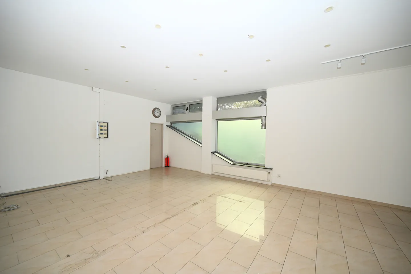 Prestigioso Spazio Commerciale in Prima Linea a Lago nel Central Park  - Foto 9 di 11