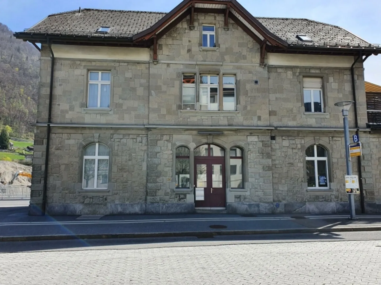 Espace de vente, de restauration ou de bureau attrayant à la gare de Näfels-Mollis. - Photo 1 sur 11