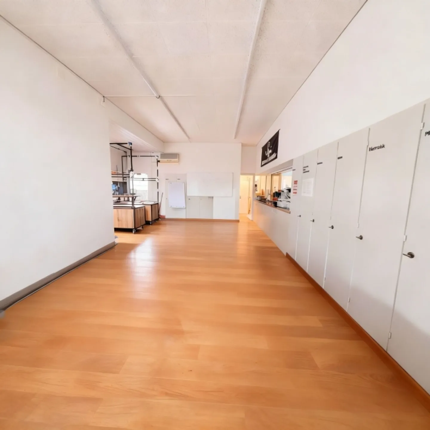 Espace de vente, de restauration ou de bureau attrayant à la gare de Näfels-Mollis. - Photo 9 sur 11