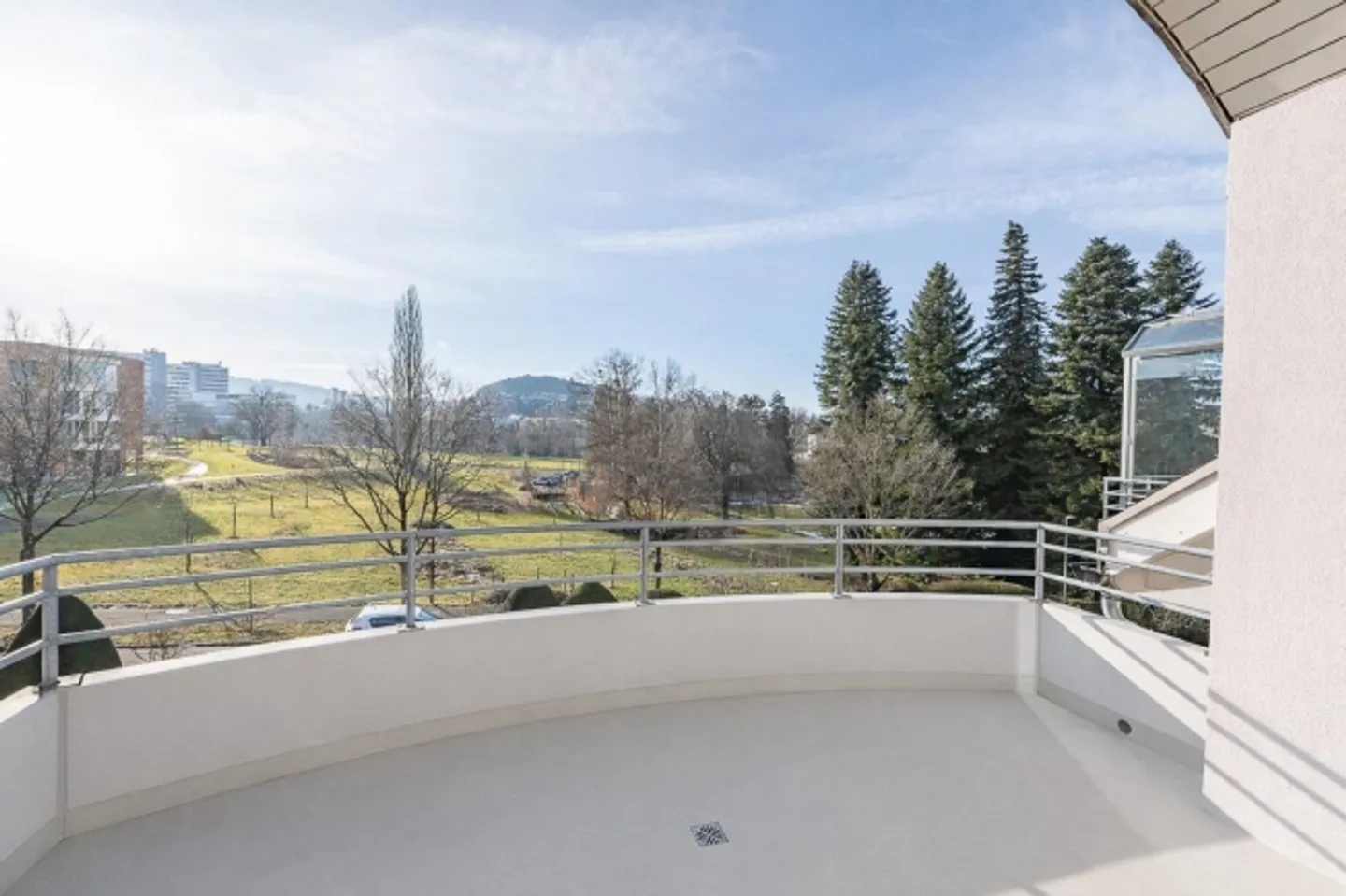 6.5-room apartment with double garage - Photo 3 of 10