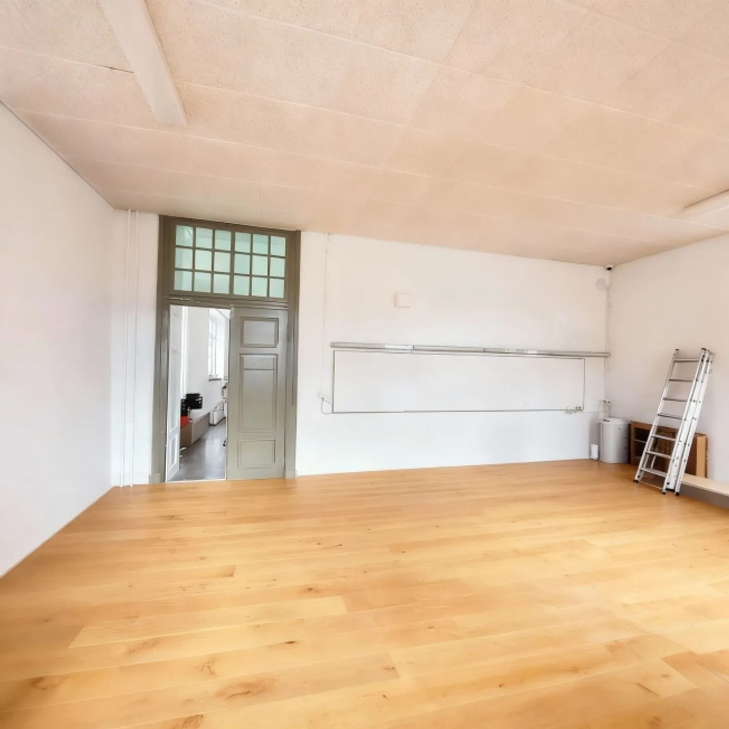 Espace de vente, de restauration ou de bureau attrayant à la gare de Näfels-Mollis. - Photo 10 sur 11