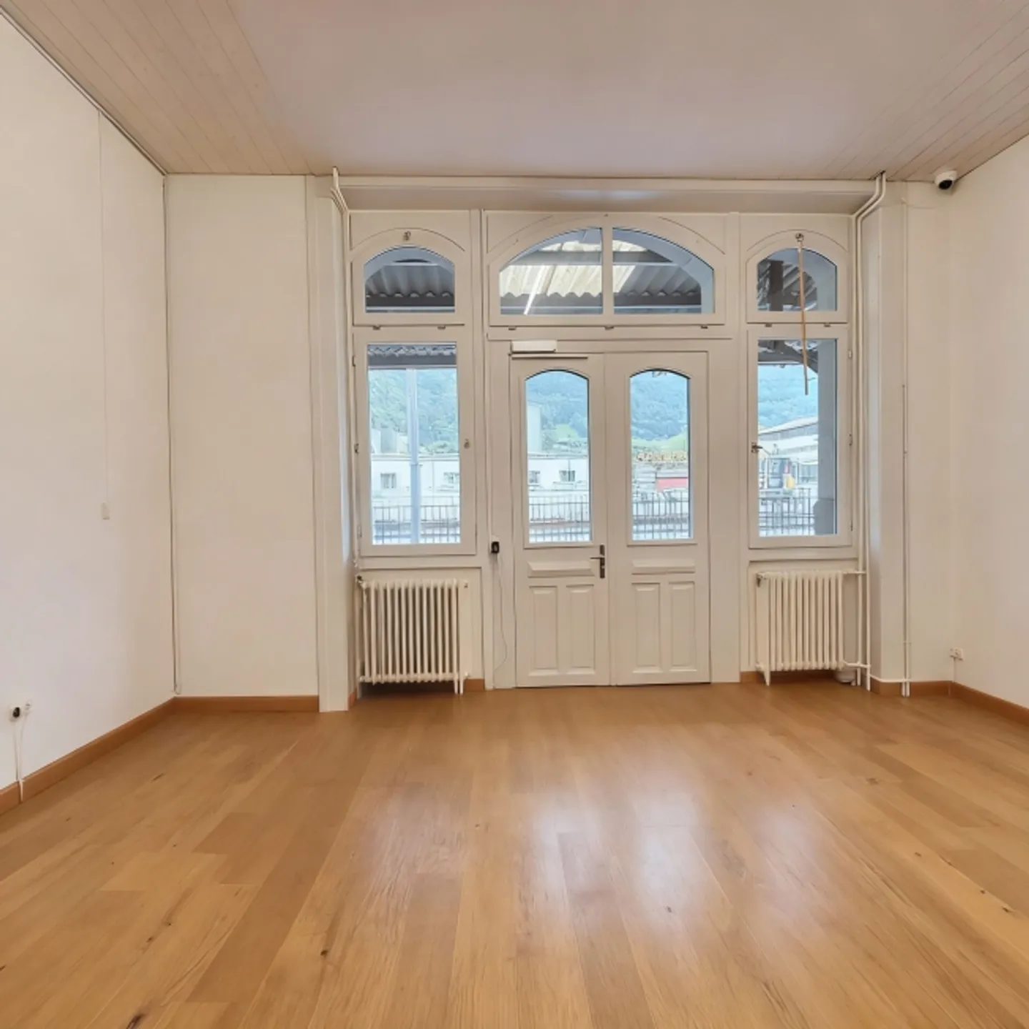 Espace de vente, de restauration ou de bureau attrayant à la gare de Näfels-Mollis. - Photo 4 sur 11