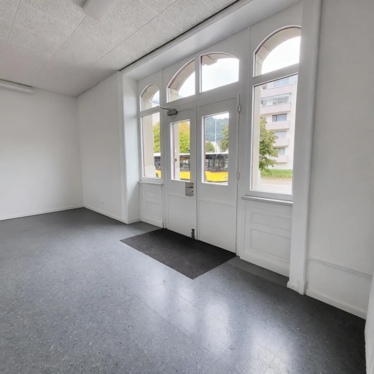 Espace de vente, de restauration ou de bureau attrayant à la gare de Näfels-Mollis. - Photo 5 sur 11