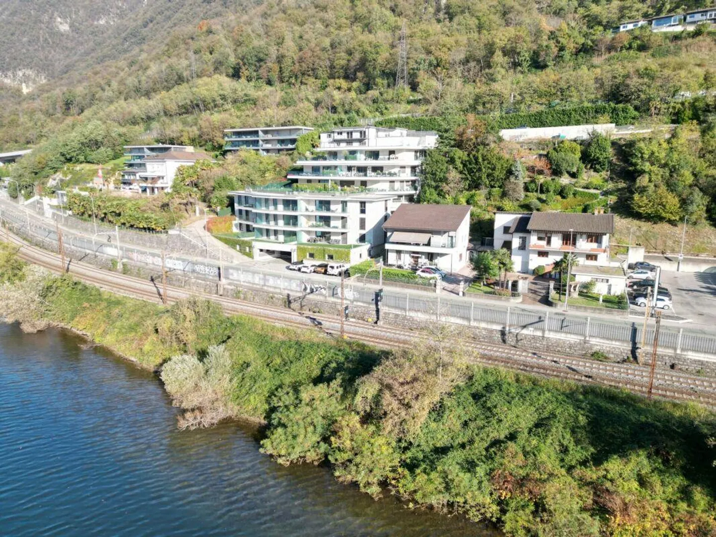 Grande maison sur le lac - Photo 2 sur 10