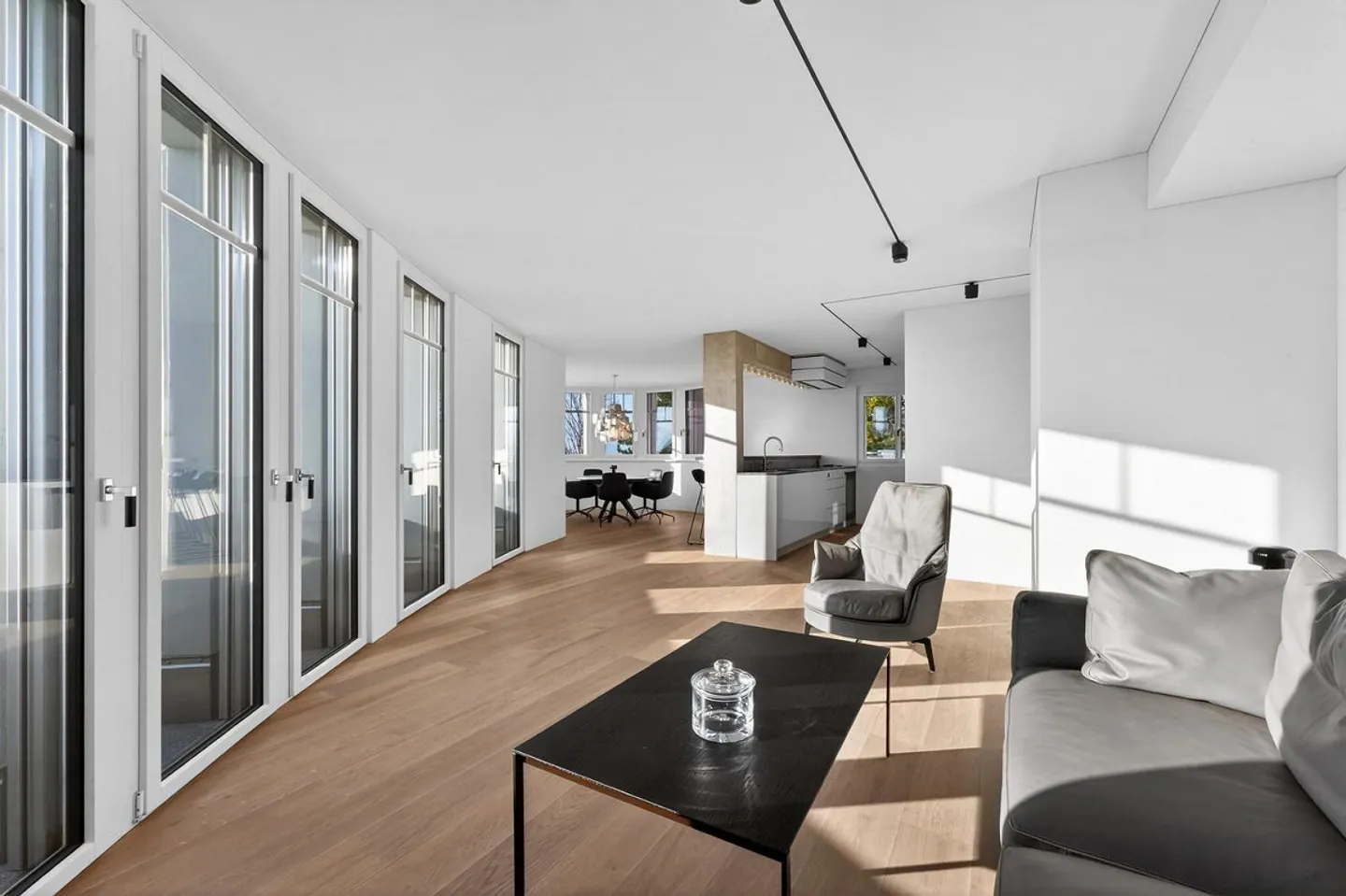 Exclusive, furnished 3.5-room apartment on Zurichberg with lake view - Photo 1 of 13