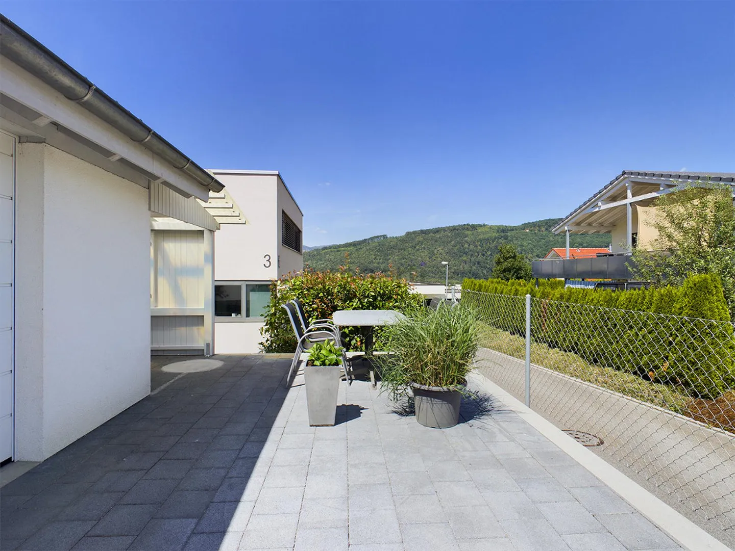 Appartement 2,5 pièces dans un quartier résidentiel calme avec terrasse privée - Photo 4 sur 8