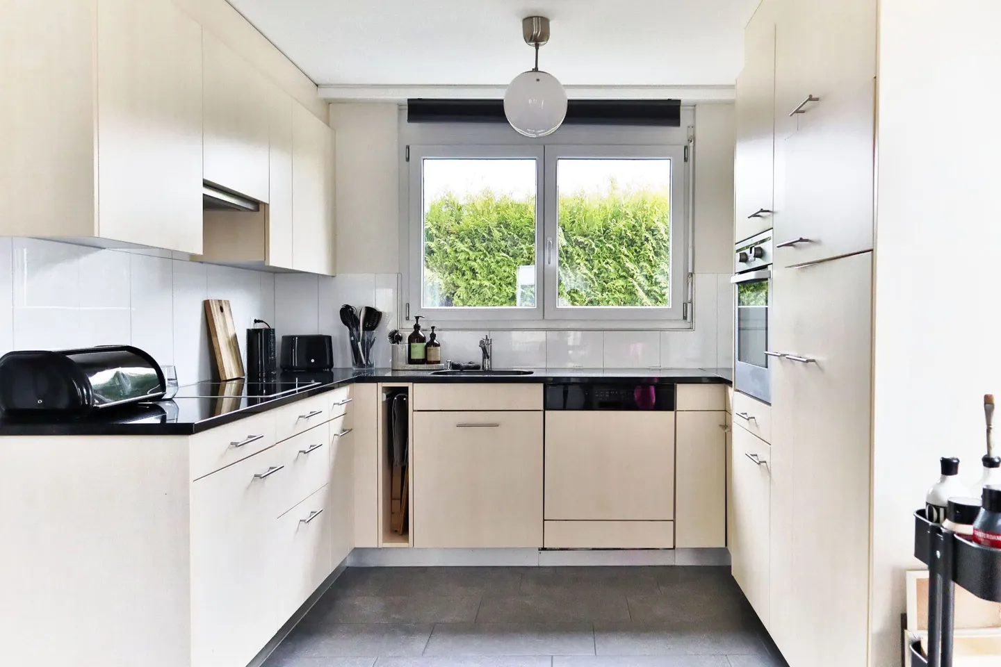 Charming 6.5-room corner house with two terraces and sunny garden - Photo 5 of 14