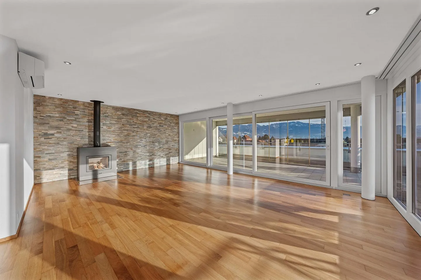 4.5-Room Penthouse Apartment - Photo 3 of 12