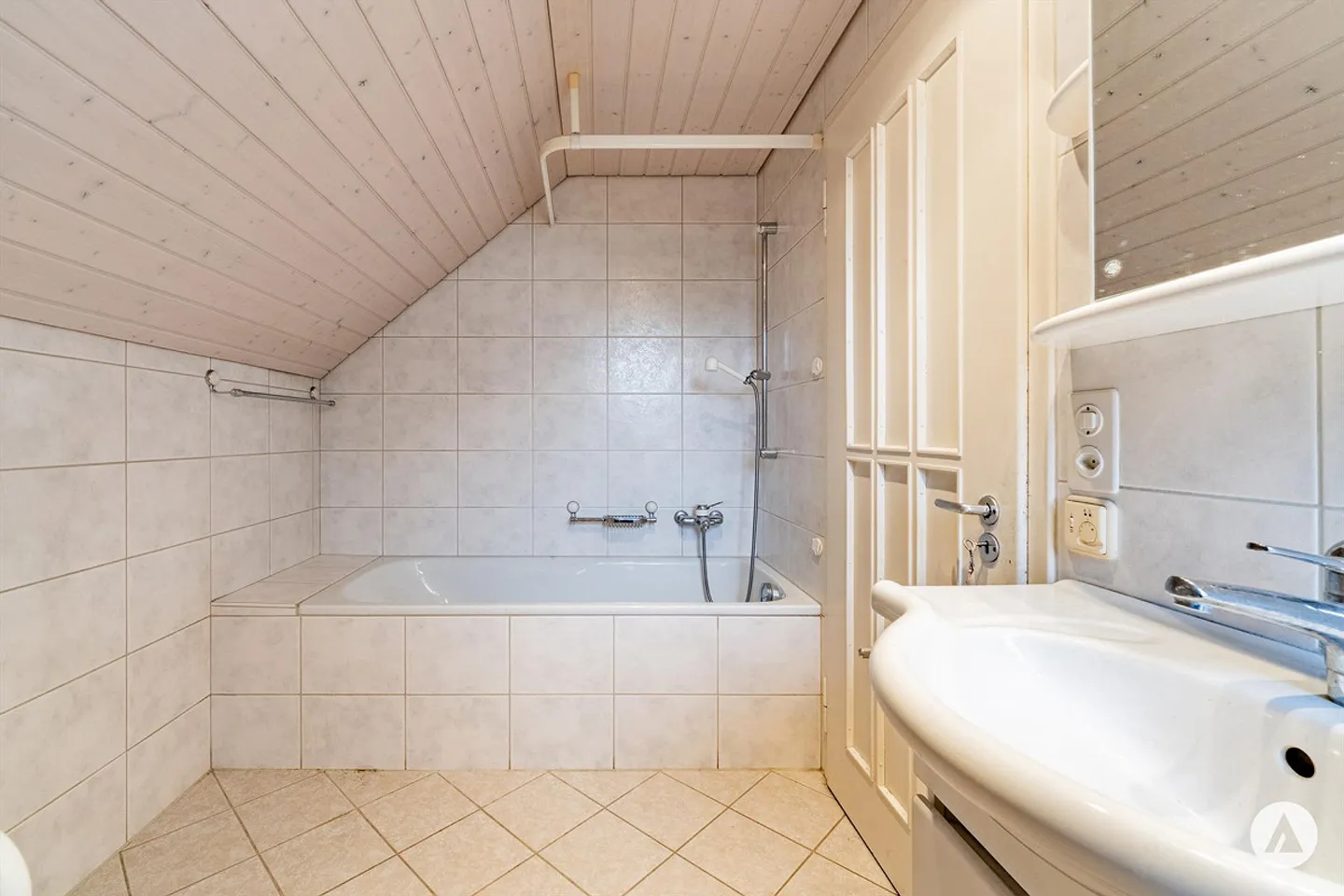 Sanierungs­bedürftiges Haus an beliebter Lage - Foto 11 von 13