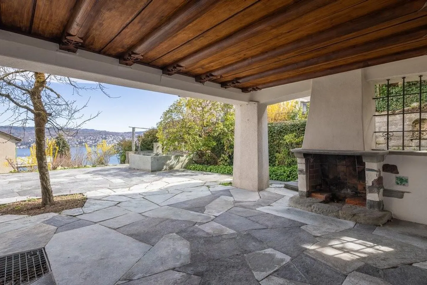 Living with Zurich Lake Panorama - Renovated Single-Family House in Kilchberg - Photo 11 of 12