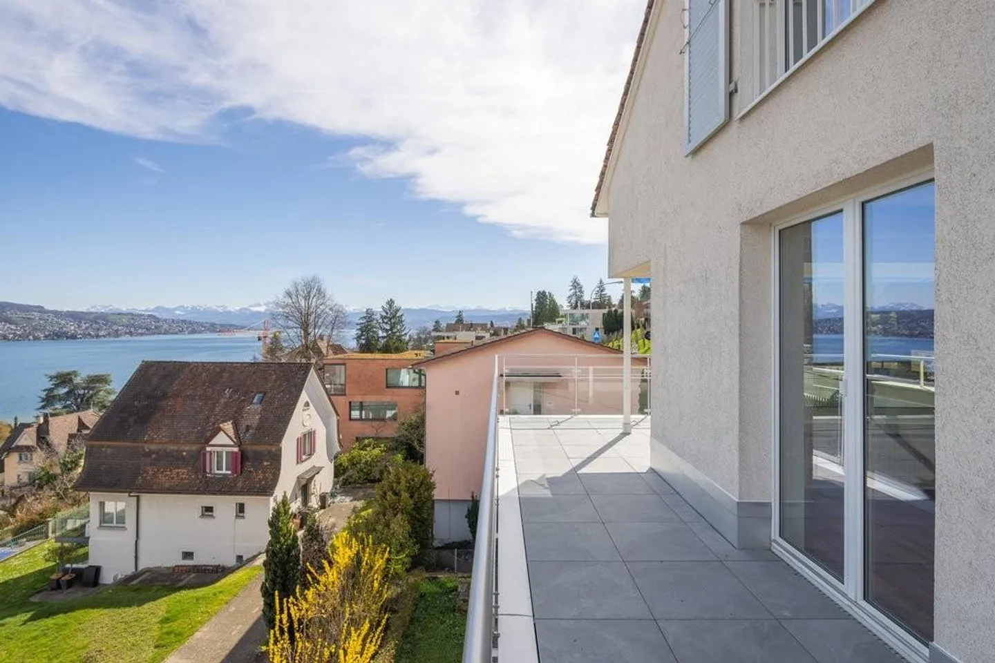 Living with Zurich Lake Panorama - Renovated Single-Family House in Kilchberg - Photo 12 of 12