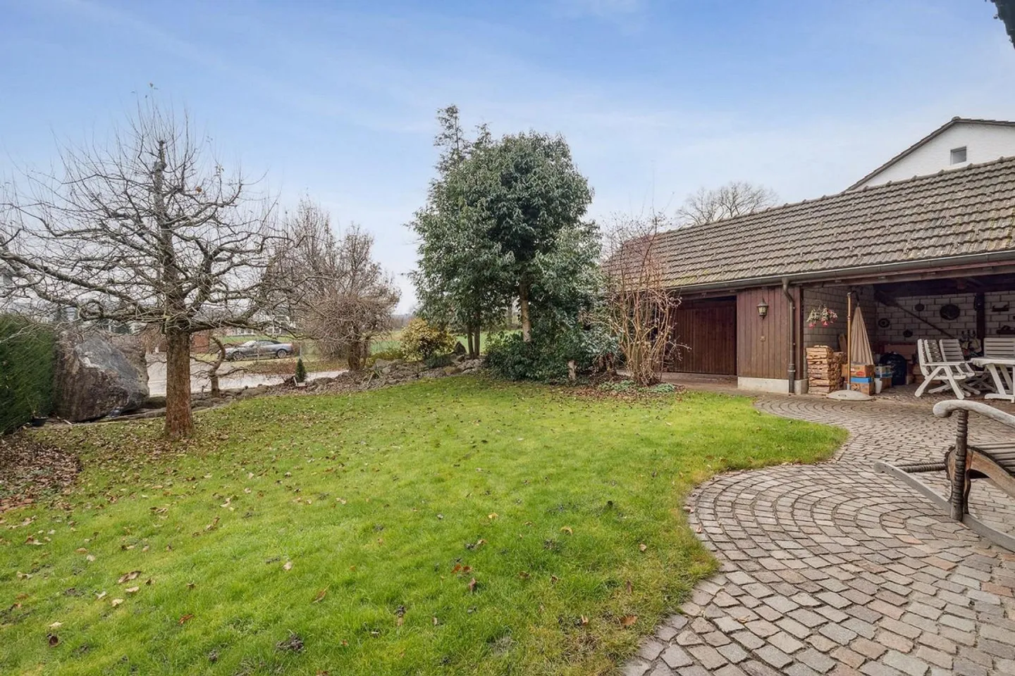 Unique Lover's Object with Generous Outdoor Space in a Quiet Location - Photo 4 of 13