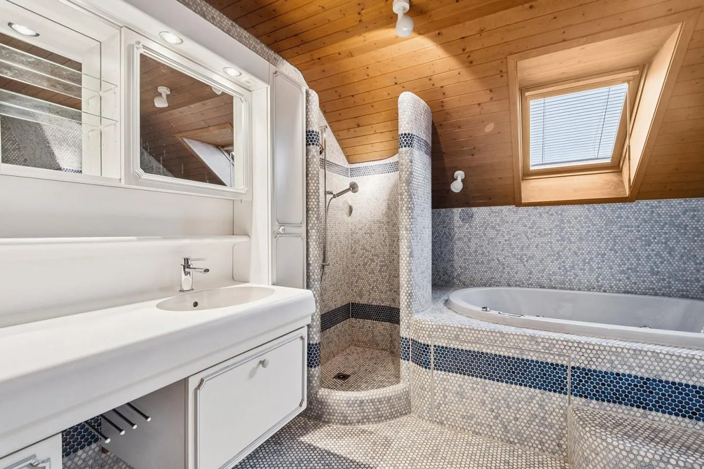 Unique Lover's Object with Generous Outdoor Space in a Quiet Location - Photo 11 of 13