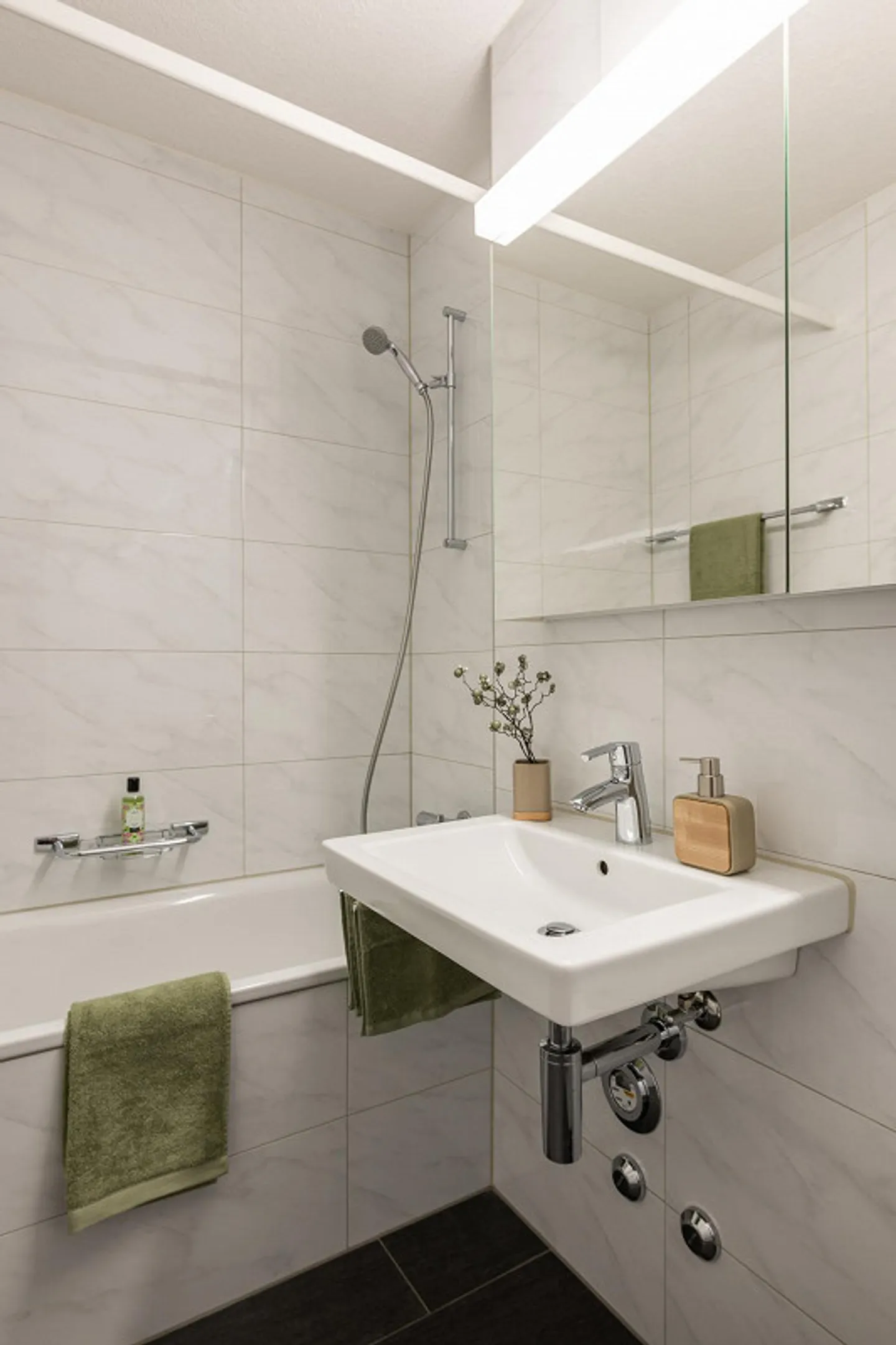 Molto centrale eppure in una zona residenziale tranquilla e verde - Foto 6 di 7