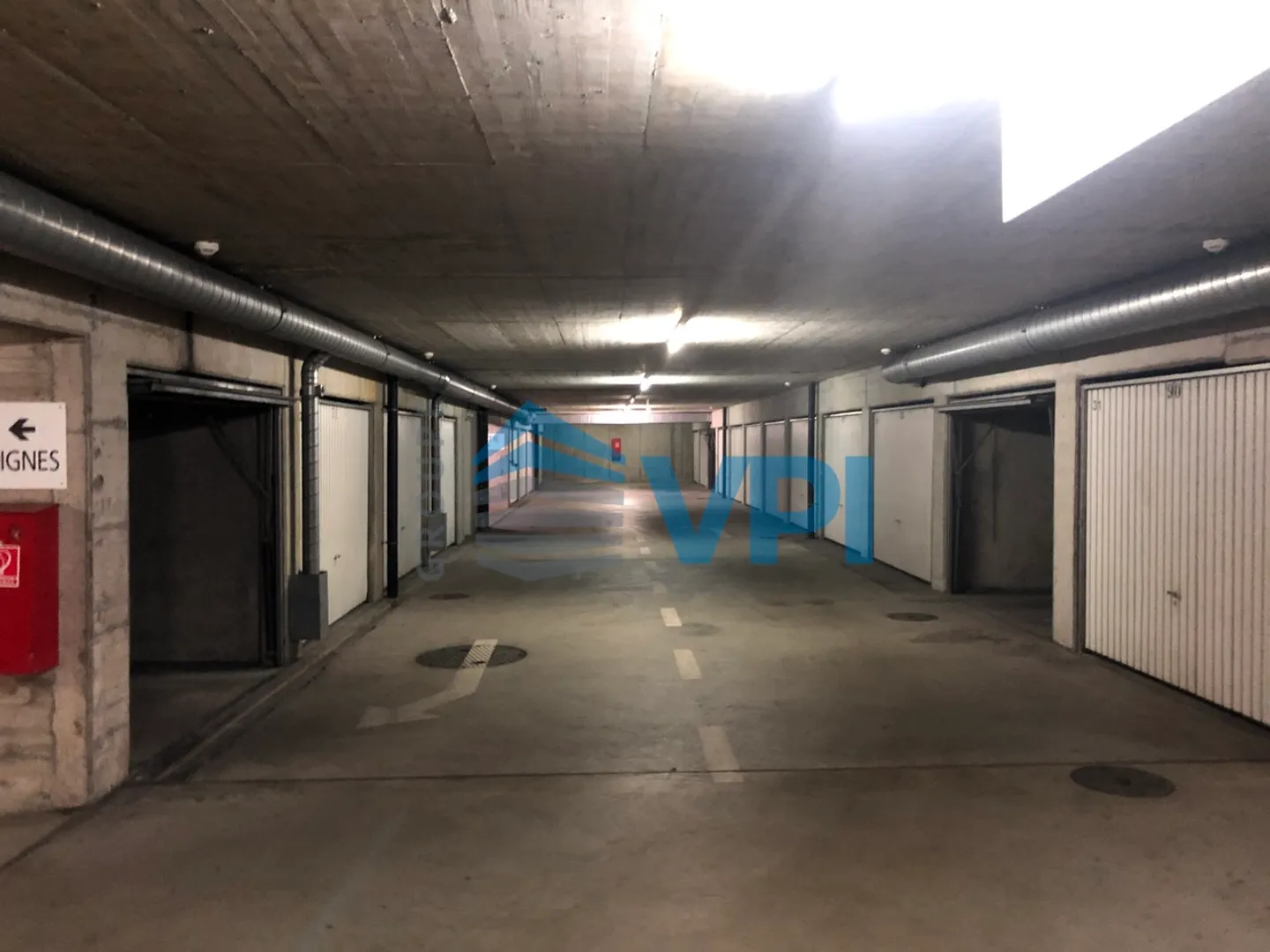 Sichere Parkplätze in der Garage - Foto 2 von 4