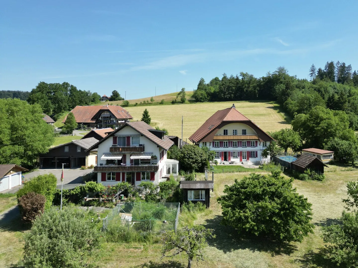 Ensemble de fermes uniques dans un emplacement idyllique avec beaucoup d'espace pour vos visions - Photo 1 sur 20